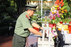 Trường Đại học An ninh nhân dân tổ chức dâng hoa, dâng hương Chủ tịch Hồ Chí Minh kỷ niệm 77 năm Ngày truyền thống lực lượng CAND Việt Nam và 17 năm Ngày hội toàn dân bảo vệ an ninh Tổ quốc