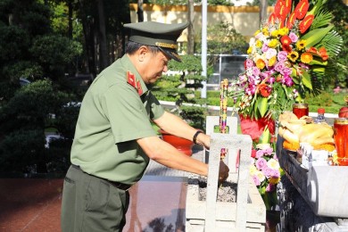 Trường Đại học An ninh nhân dân tổ chức dâng hoa, dâng hương Chủ tịch Hồ Chí Minh kỷ niệm 77 năm Ngày truyền thống lực lượng CAND Việt Nam và 17 năm Ngày hội toàn dân bảo vệ an ninh Tổ quốc