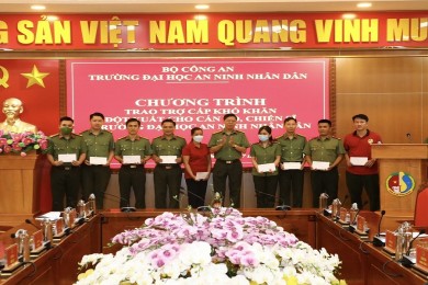 Trường Đại học An ninh nhân dân tổ chức trao trợ cấp khó khăn đột xuất cho cán bộ, chiến sĩ