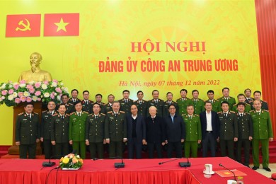 Tiếp tục phát huy vai trò gương mẫu, coi trọng công tác xây dựng Đảng, xây dựng lực lượng Công an nhân dân