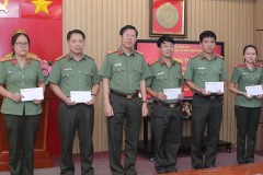 Trường Đại học An ninh nhân dân tổ chức trao trợ cấp khó khăn đột xuất từ Quỹ Nghĩa tình đồng đội Công an nhân dân cho cán bộ, chiến sĩ