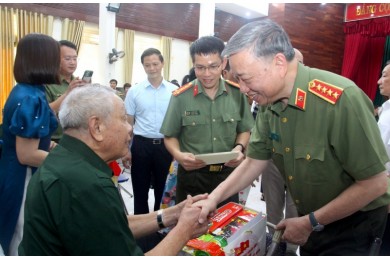 Lực lượng CAND luôn ghi nhớ công ơn đối với các thương binh, liệt sĩ