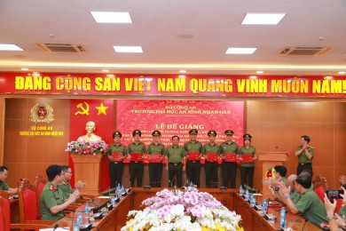 Bế giảng các lớp bồi dưỡng kiến thức, kỹ năng bảo vệ nền tảng tư tưởng của Đảng, đấu tranh phản bác các quan điểm sai trái, thù địch năm 2023 cho cán bộ, giảng viên Trường Đại học An ninh nhân dân