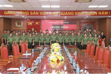Trường Đại học An ninh nhân dân tổ chức trao trợ cấp khó khăn đột xuất và tiền quyên góp hỗ trợ cho cán bộ, chiến sĩ