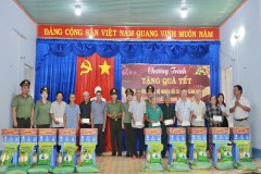 Chương trình trao tặng quà tết cho gia đình chính sách, người có công năm 2024 trên địa bàn xã Tân Định, huyện Bắc Tân Uyên, tỉnh Bình Dương