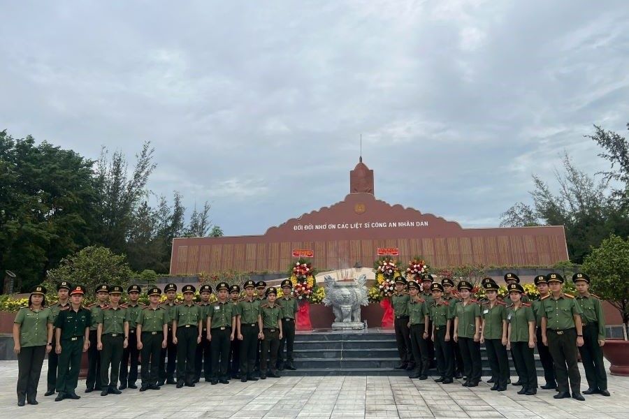Tuổi trẻ đảng viên mới Trường Đại học An ninh nhân dân: Tri ân quá khứ, vững bước tương lai Tuổi trẻ đảng viên mới Trường Đại học An ninh nhân dân: Tri ân quá khứ, vững bước tương lai