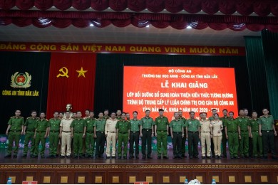 Tổ chức Bế giảng Khóa 1 và Khai giảng Khóa 2 - Bồi dưỡng bổ sung hoàn thiện kiến thức tương đương trình độ trung cấp Lý luận chính trị  mở tại Công an tỉnh Đắk Lắk năm học 2020 – 2021