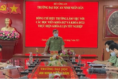 Đồng chí Hiệu trưởng Trường Đại học An ninh nhân dân làm việc với sinh viên hai khóa đào tạo hệ Chính quy và hệ Cử tuyển đang thực hiện khóa luận tốt nghiệp