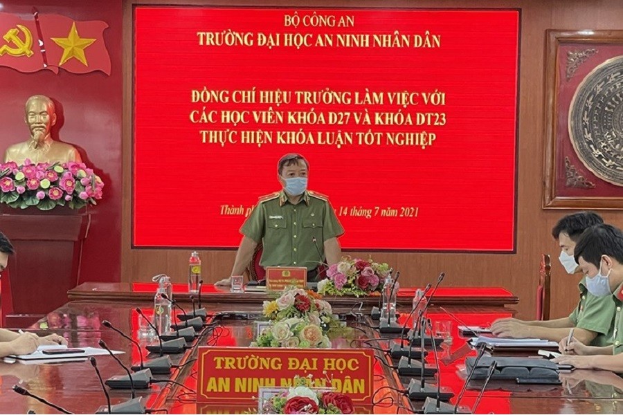 Đồng chí Hiệu trưởng Trường Đại học An ninh nhân dân làm việc với sinh viên hai khóa đào tạo hệ Chính quy và hệ Cử tuyển đang thực hiện khóa luận tốt nghiệp