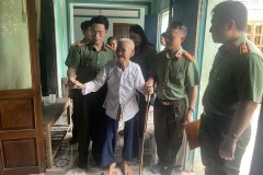 Phòng Quản lý đào tạo và bồi dưỡng nâng cao – Trường Đại học An ninh nhân dân thăm hỏi, động viên gia đình Anh hùng, Liệt sĩ và cán bộ Công an  có hoàn cảnh khó khăn tại huyện Phú Hòa, tỉnh Phú Yên