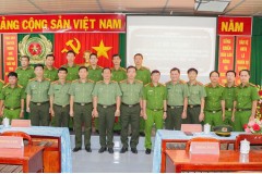 Bế giảng lớp Bồi dưỡng cấp chứng chỉ nghiệp vụ điều tra mở tại Công an tỉnh Vĩnh Long Khóa 1, năm học 2024 - 2025   