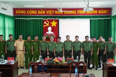 Trường Đại học An ninh nhân dân tổ chức bế giảng lớp Bồi dưỡng cấp chứng chỉ nghiệp vụ điều tra mở tại Công an tỉnh Long An Khóa 1, năm học 2024 - 2025
