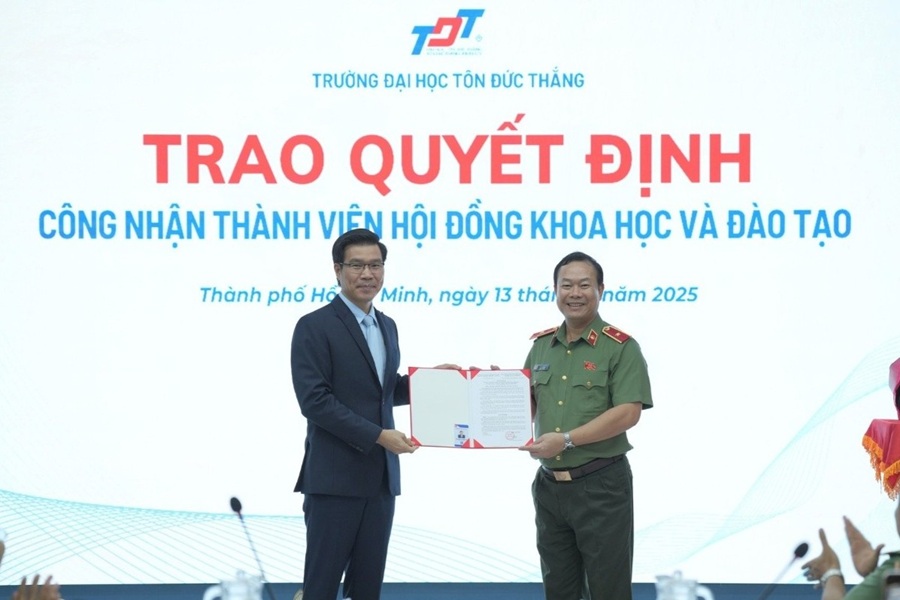 Trường Đại học An ninh nhân dân tham quan, trao đổi kinh nghiệm tại Trường Đại học Tôn Đức Thắng Trường Đại học An ninh nhân dân tham quan, trao đổi kinh nghiệm tại Trường Đại học Tôn Đức Thắng