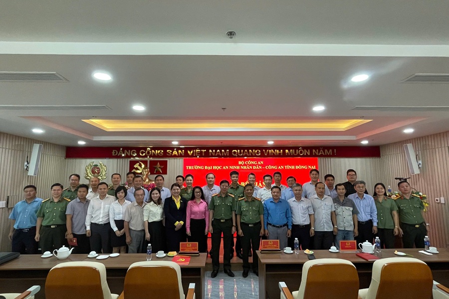 Trường Đại học An ninh nhân dân phối hợp với Công an tỉnh Đồng Nai tổ chức Lễ Bế giảng lớp bồi dưỡng Bảo vệ an ninh kinh tế trong hội nhập quốc tế cho lãnh đạo doanh nghiệp trên địa bàn tỉnh Đồng Nai Trường Đại học An ninh nhân dân phối hợp với Công an tỉnh Đồng Nai tổ chức Lễ Bế giảng lớp bồi dưỡng Bảo vệ an ninh kinh tế trong hội nhập quốc tế cho lãnh đạo doanh nghiệp trên địa bàn tỉnh Đồng Nai