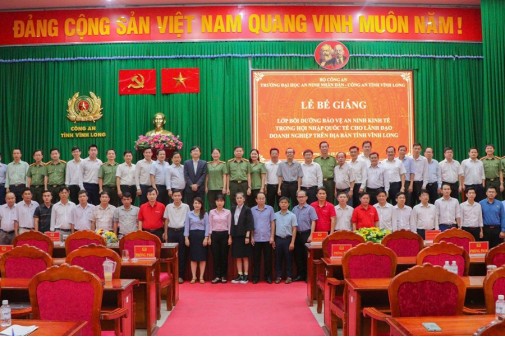 Trường Đại học An ninh nhân dân phối hợp với Công an tỉnh Vĩnh Long tổ chức Lễ Bế giảng lớp bồi dưỡng Bảo vệ an ninh kinh tế trong hội nhập quốc tế cho lãnh đạo doanh nghiệp trên địa bàn tỉnh Vĩnh Long