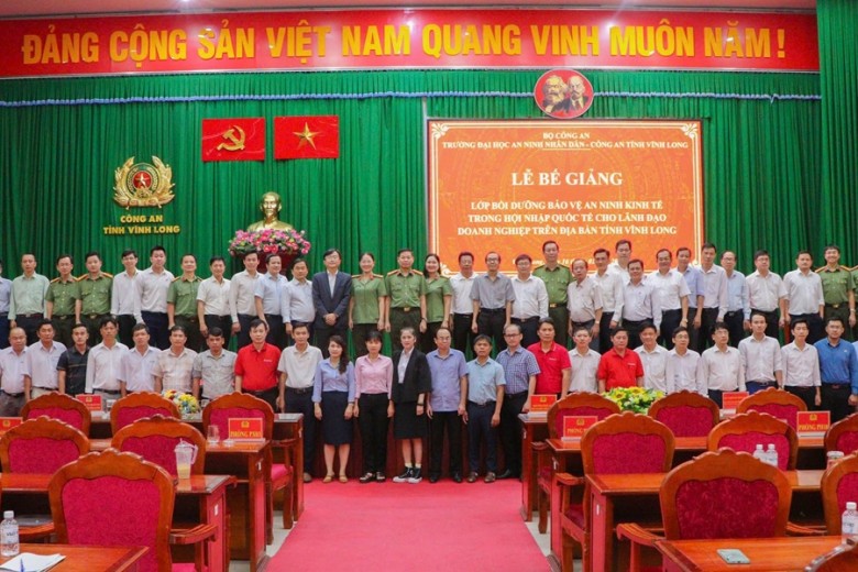 Trường Đại học An ninh nhân dân phối hợp với Công an tỉnh Vĩnh Long tổ chức Lễ Bế giảng lớp bồi dưỡng Bảo vệ an ninh kinh tế trong hội nhập quốc tế cho lãnh đạo doanh nghiệp trên địa bàn tỉnh Vĩnh Long