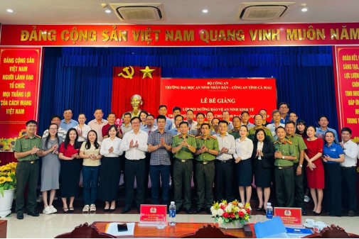 Trường Đại học An ninh nhân dân phối hợp với Công an tỉnh Cà Mau tổ chức Lễ Bế giảng lớp bồi dưỡng Bảo vệ an ninh kinh tế trong hội nhập quốc tế cho lãnh đạo doanh nghiệp trên địa bàn tỉnh Cà Mau