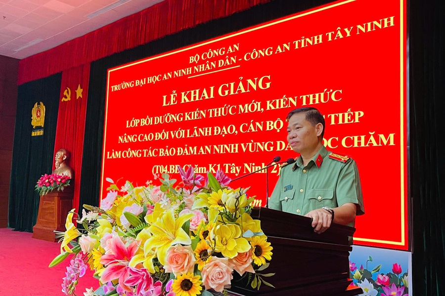 Trường Đại học An ninh nhân dân phối hợp với Công an tỉnh Tây Ninh tổ chức Lễ khai giảng lớp bồi dưỡng kiến thức mới, kiến thức nâng cao đối với lãnh đạo, cán bộ trực tiếp làm công tác bảo đảm an ninh vùng dân tộc Chăm (T04.BD.Chăm.K1.Tây Ninh 2) Trường Đại học An ninh nhân dân phối hợp với Công an tỉnh Tây Ninh tổ chức Lễ khai giảng lớp bồi dưỡng kiến thức mới, kiến thức nâng cao đối với lãnh đạo, cán bộ trực tiếp làm công tác bảo đảm an ninh vùng dân tộc Chăm (T04.BD.Chăm.K1.Tây Ninh 2)