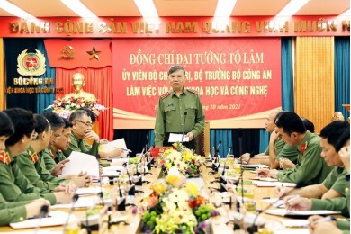 Tiếp cận tri thức, thành tựu khoa học công nghệ mới phục vụ có hiệu quả công tác, chiến đấu