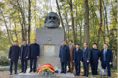 Bộ trưởng Tô Lâm đặt vòng hoa, thăm mộ Karl Marx