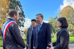 Bộ trưởng Tô Lâm đặt vòng hoa tưởng niệm Chủ tịch Hồ Chí Minh tại thành phố Montreuil, Pháp