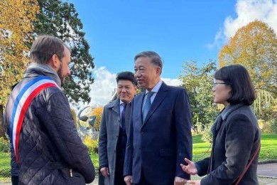 Bộ trưởng Tô Lâm đặt vòng hoa tưởng niệm Chủ tịch Hồ Chí Minh tại thành phố Montreuil, Pháp