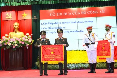 Lãnh đạo Bộ Công an trao Danh hiệu Thi đua xuất sắc tặng Công an các đơn vị, địa phương