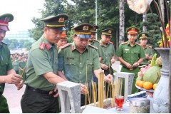 Trường Đại học An ninh nhân dân tổ chức cho học viên khóa mới nhập học dâng hương, dâng hoa tưởng niệm Chủ tịch Hồ Chí Minh