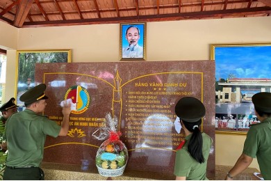 Học viên Trường Đại học An ninh nhân dân về nguồn nhân dịp kỷ niệm 46 năm Ngày giải phóng miền Nam, thống nhất đất nước (30/4/1975 - 30/4/2021)