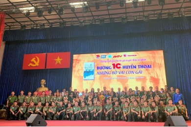 Đường 1C huyền thoại - Những bờ vai con gái 