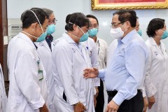 Thủ tướng gửi thư khen những 'chiến sĩ áo trắng' ở tuyến đầu chống dịch