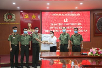 Trường Đại học An ninh nhân dân trao tặng nhu yếu phẩm hỗ trợ Bệnh viện dã chiến thuộc Bệnh viện 30/4 – Bộ Công an