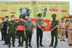 Thứ trưởng Lê Quốc Hùng thăm, động viên CBCS trực chốt kiểm dịch