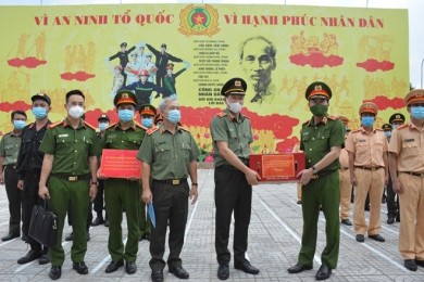 Thứ trưởng Lê Quốc Hùng thăm, động viên CBCS trực chốt kiểm dịch