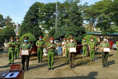 Sáng ngời màu áo An ninh nơi tuyến đầu chống dịch