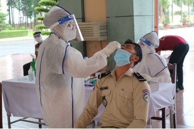 Học viên Campuchia tại Trường Đại học An ninh nhân dân chung tay phòng, chống dịch COVID-19