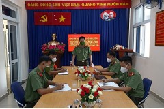 Đồng chí Đại tá Võ Hồng Công – Phó Hiệu trưởng, Phó Trưởng Ban Chỉ đạo phòng, chống dịch COVID-19 Trường Đại học An ninh nhân dân kiểm tra công tác phòng, chống dịch tại Phòng Quản lý học viên
