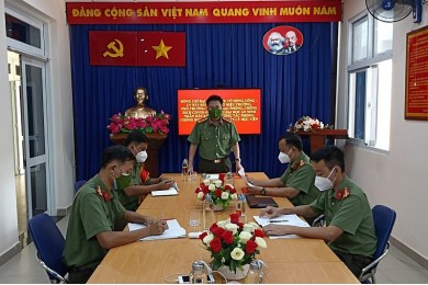 Đồng chí Đại tá Võ Hồng Công – Phó Hiệu trưởng, Phó Trưởng Ban Chỉ đạo phòng, chống dịch COVID-19 Trường Đại học An ninh nhân dân kiểm tra công tác phòng, chống dịch tại Phòng Quản lý học viên