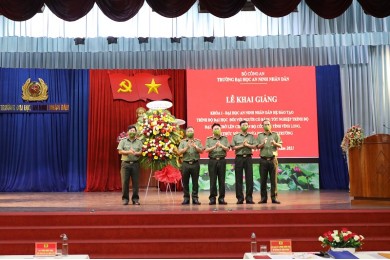 Trường Đại học An ninh nhân dân tổ chức Khai giảng Khóa 1 - Đại học An ninh nhân dân hệ đào tạo trình độ đại học đối với người có bằng tốt nghiệp trình độ đại học trở lên cho cán bộ Công an tỉnh Vĩnh Long, hình thức vừa làm vừa học mở tại Trường