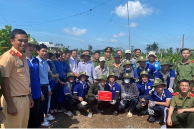 Đoàn công tác Trường Đại học An ninh nhân dân thăm và động viên học viên Khóa D29 hoạt động thực tế tại huyện Chợ Lách, tỉnh Bến Tre