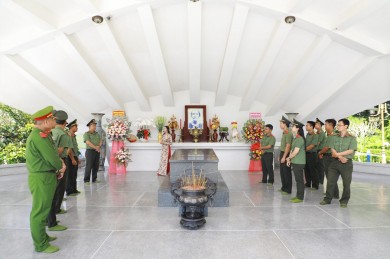 Trường Đại học An ninh nhân dân tổ chức cho cán bộ, học viên về nguồn tại các Khu di tích lịch sử tỉnh Đồng Tháp