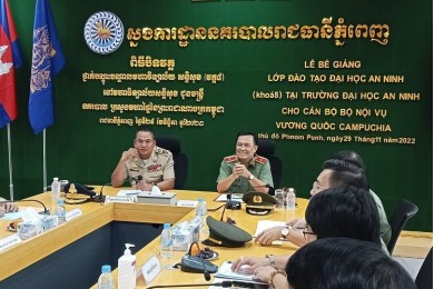 Đoàn công tác Trường Đại học An ninh nhân dân sang Campuchia tổ chức Lễ Bế giảng Khóa 8 - Đào tạo Đại học An ninh cho cán bộ Bộ Nội vụ Vương quốc Campuchia