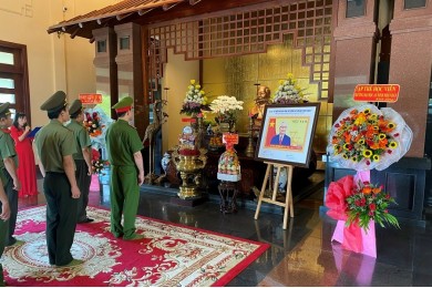 Trường Đại học An ninh nhân dân tổ chức về nguồn tại các Khu di tích lịch sử tỉnh Vĩnh Long