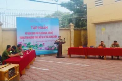 Phòng Quản lý học viên tổ chức tập huấn kỹ năng ứng phó và cứu nạn, cứu hộ trong tình huống xảy ra cháy, nổ tại Ký túc xá cho học viên năm học 2022 -2023