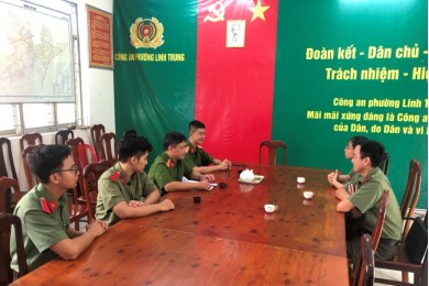 Đoàn công tác của Phòng Quản lý học viên - Trường Đại học An ninh nhân dân đến thăm và tặng quà học viên đang thực hiện Chiến dịch tình nguyện hè năm 2023 tại Công an Thành phố Hồ Chí Minh