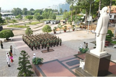 Trường Đại học An ninh nhân dân tổ chức Lễ dâng hương, dâng hoa Chủ tịch Hồ Chí Minh và xuất quân, bàn giao học viên trúng tuyển đào tạo văn bằng 2 tuyển sinh tuyển mới sang K02 huấn luyện đầu khóa theo Kế hoạch của Bộ Công an