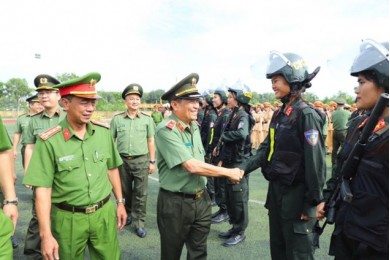 Hiệu trưởng Trường Đại học An ninh nhân dân thăm, động viên các khóa học viên tham gia khối diễu binh, diễu hành kỷ niệm 50 năm Ngày giải phóng miền Nam, thống nhất đất nước (30/4/1975 – 30/4/2025) tại Bộ Tư lệnh Cảnh sát cơ động