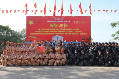 Hiệu trưởng Trường Đại học An ninh nhân dân thăm học viên tham gia khối diễu binh, diễu hành kỷ niệm 80 năm Cách mạng tháng Tám thành công và Quốc khánh nước Cộng hoà xã hội chủ nghĩa Việt Nam tại Bộ Tư lệnh Cảnh sát cơ động