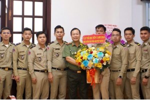 Học viên Bộ Nội vụ Vương quốc Campuchia chúc mừng Ban Giám hiệu Nhà trường nhân kỷ niệm 43 năm ngày Nhà giáo Việt Nam