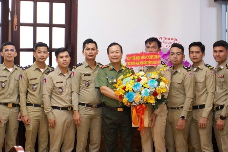 Học viên Bộ Nội vụ Vương quốc Campuchia chúc mừng Ban Giám hiệu Nhà trường nhân kỷ niệm 43 năm ngày Nhà giáo Việt Nam Học viên Bộ Nội vụ Vương quốc Campuchia chúc mừng Ban Giám hiệu Nhà trường nhân kỷ niệm 43 năm ngày Nhà giáo Việt Nam